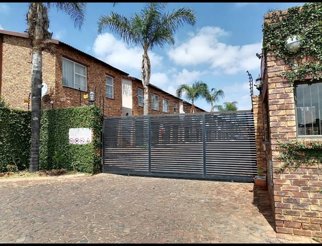 2 BEDROOM TOWNHOUSE FOR SALE IN GLEN MARAIS